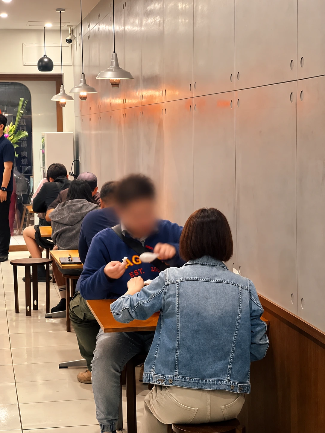 老湯鴨舍用餐區與吊燈實景