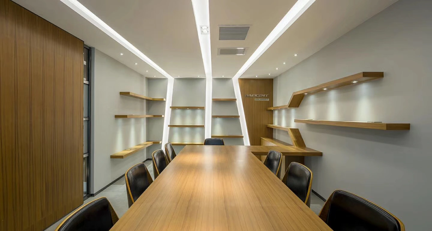 木質會議桌與開放展示層架