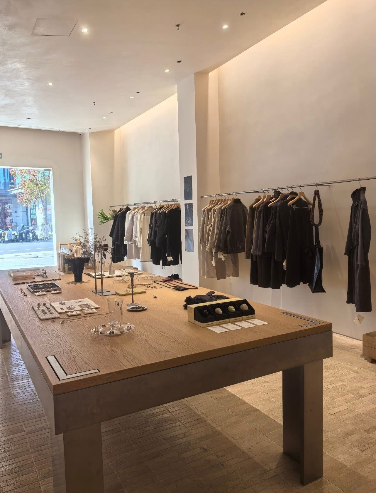 服飾店的木質展示桌與吊掛區